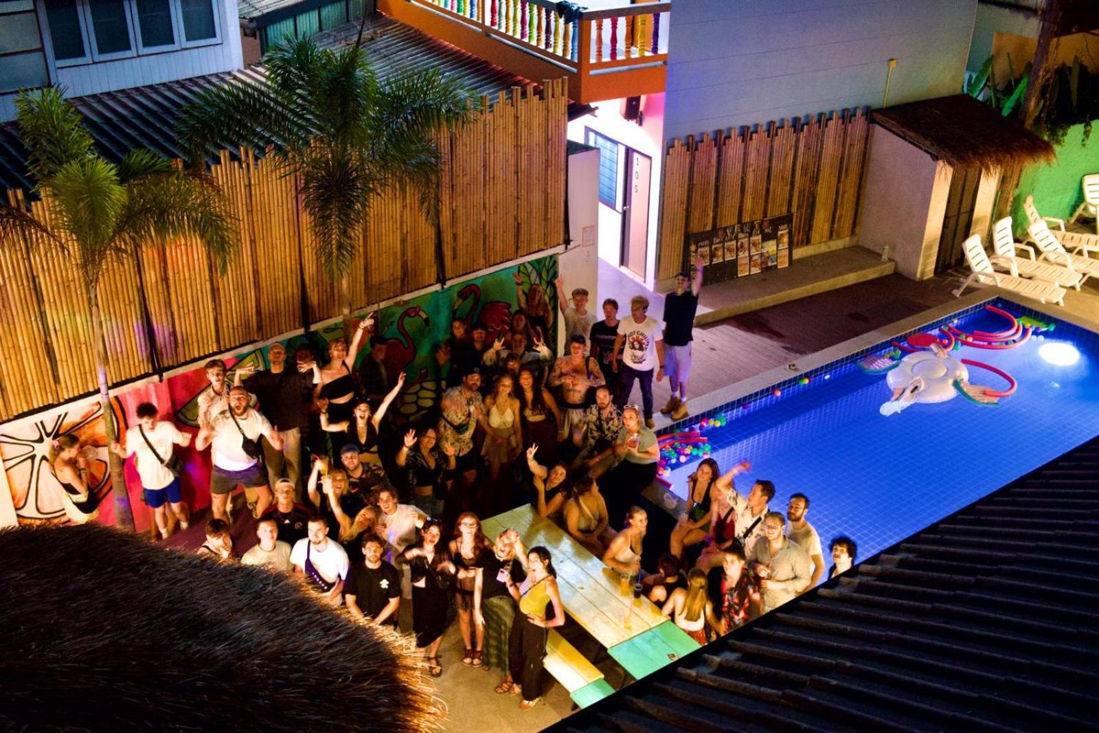 Revolution Chiang Mai - Old Town Hostel Bagian luar foto