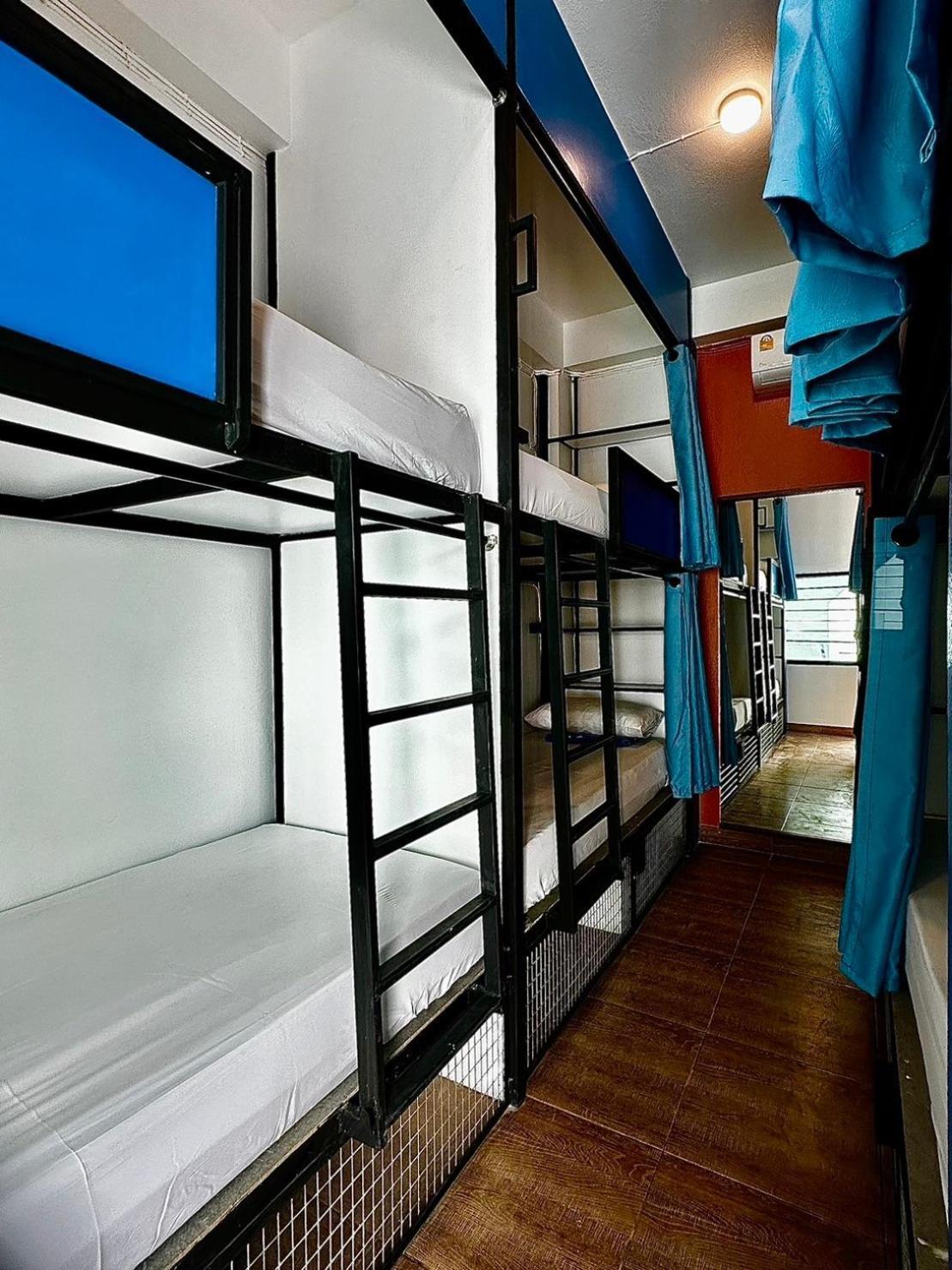 Revolution Chiang Mai - Old Town Hostel Bagian luar foto
