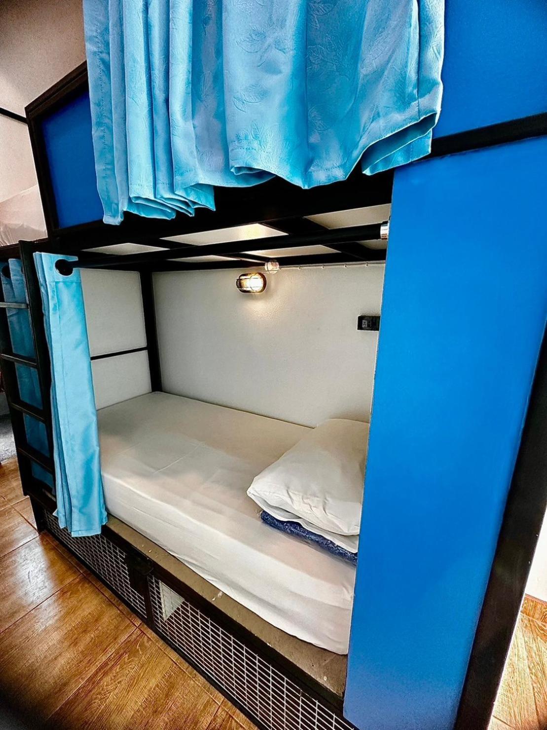 Revolution Chiang Mai - Old Town Hostel Bagian luar foto
