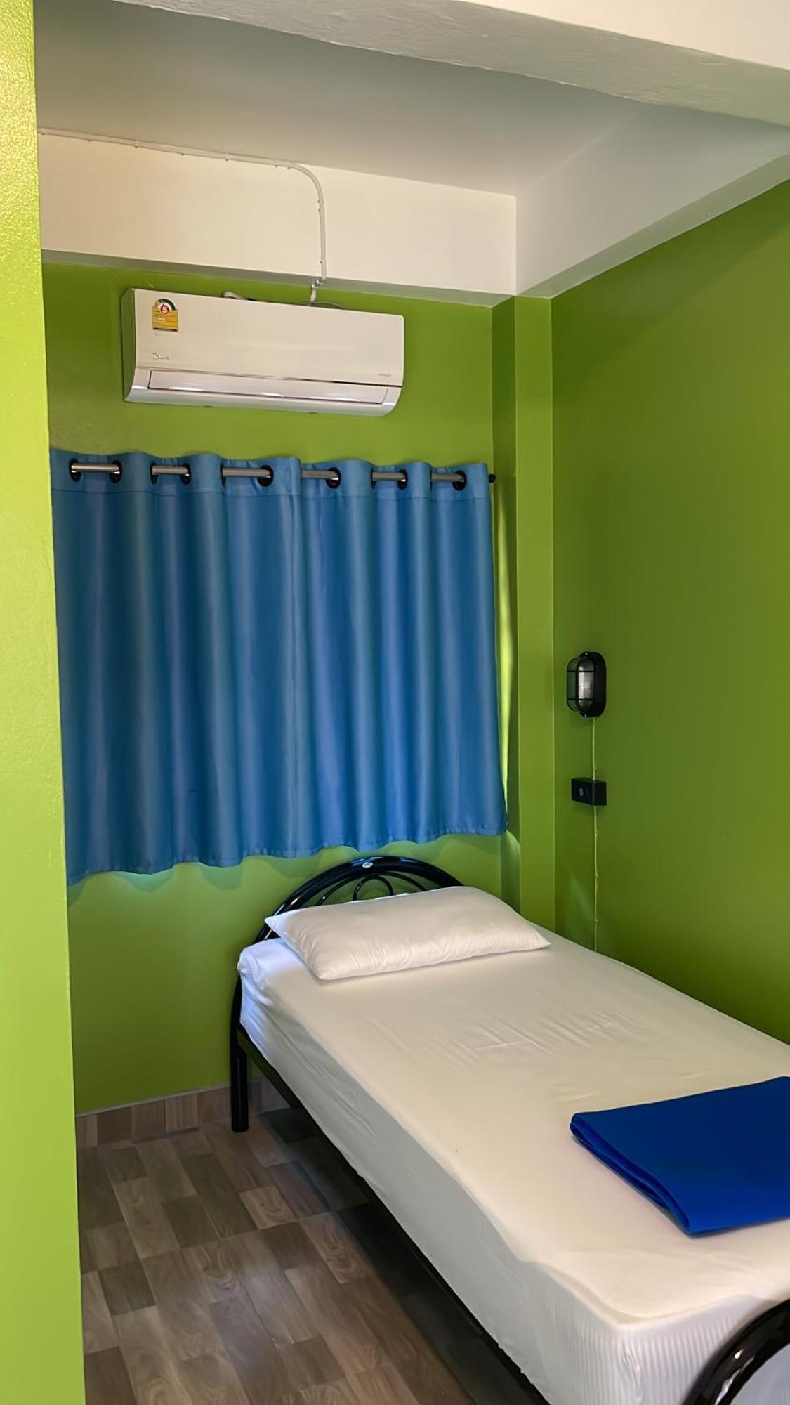 Revolution Chiang Mai - Old Town Hostel Bagian luar foto
