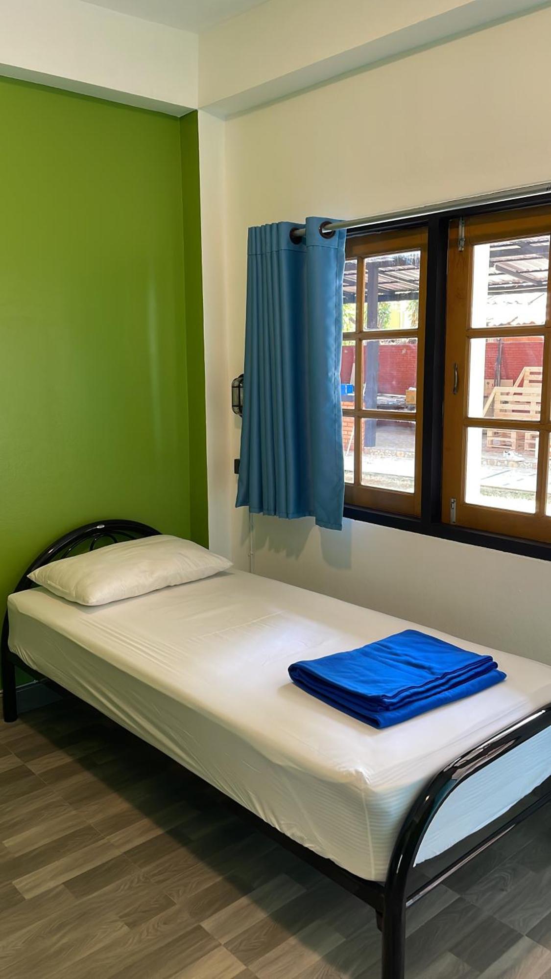 Revolution Chiang Mai - Old Town Hostel Bagian luar foto