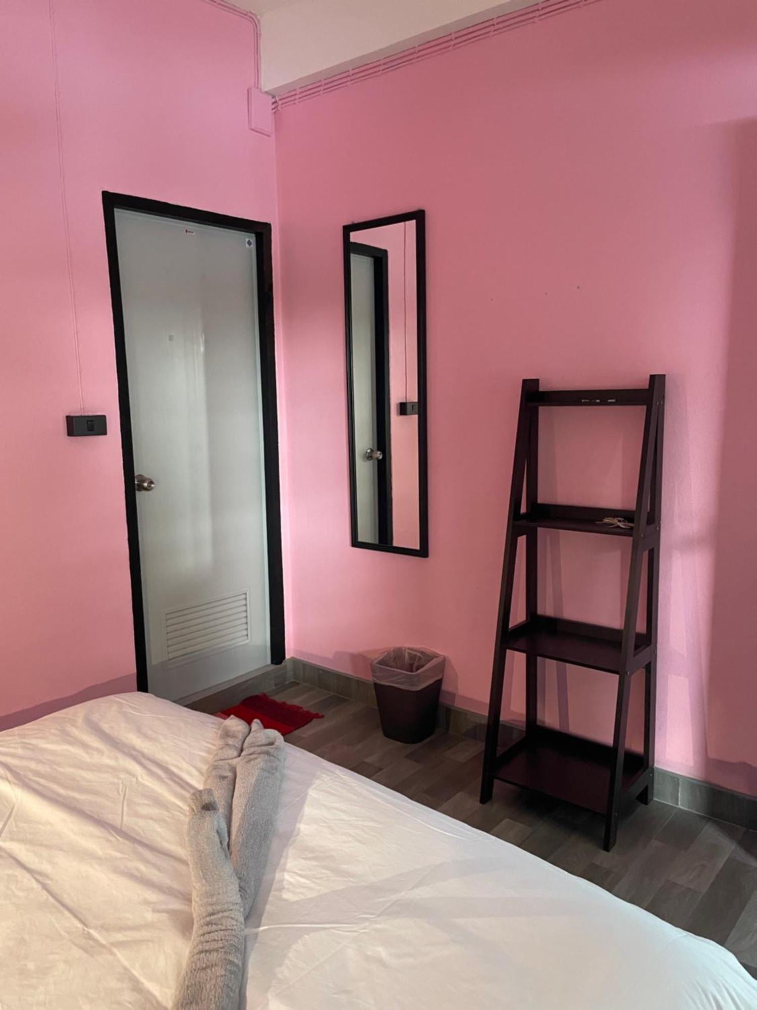 Revolution Chiang Mai - Old Town Hostel Bagian luar foto