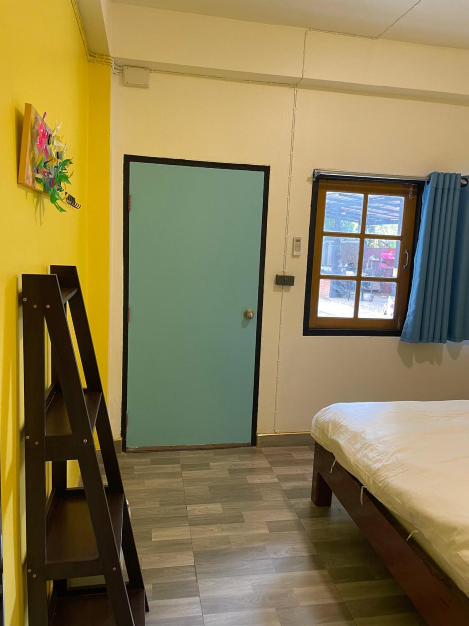 Revolution Chiang Mai - Old Town Hostel Bagian luar foto