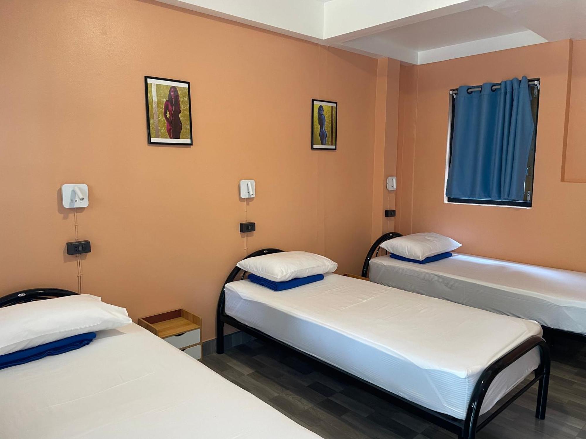 Revolution Chiang Mai - Old Town Hostel Bagian luar foto