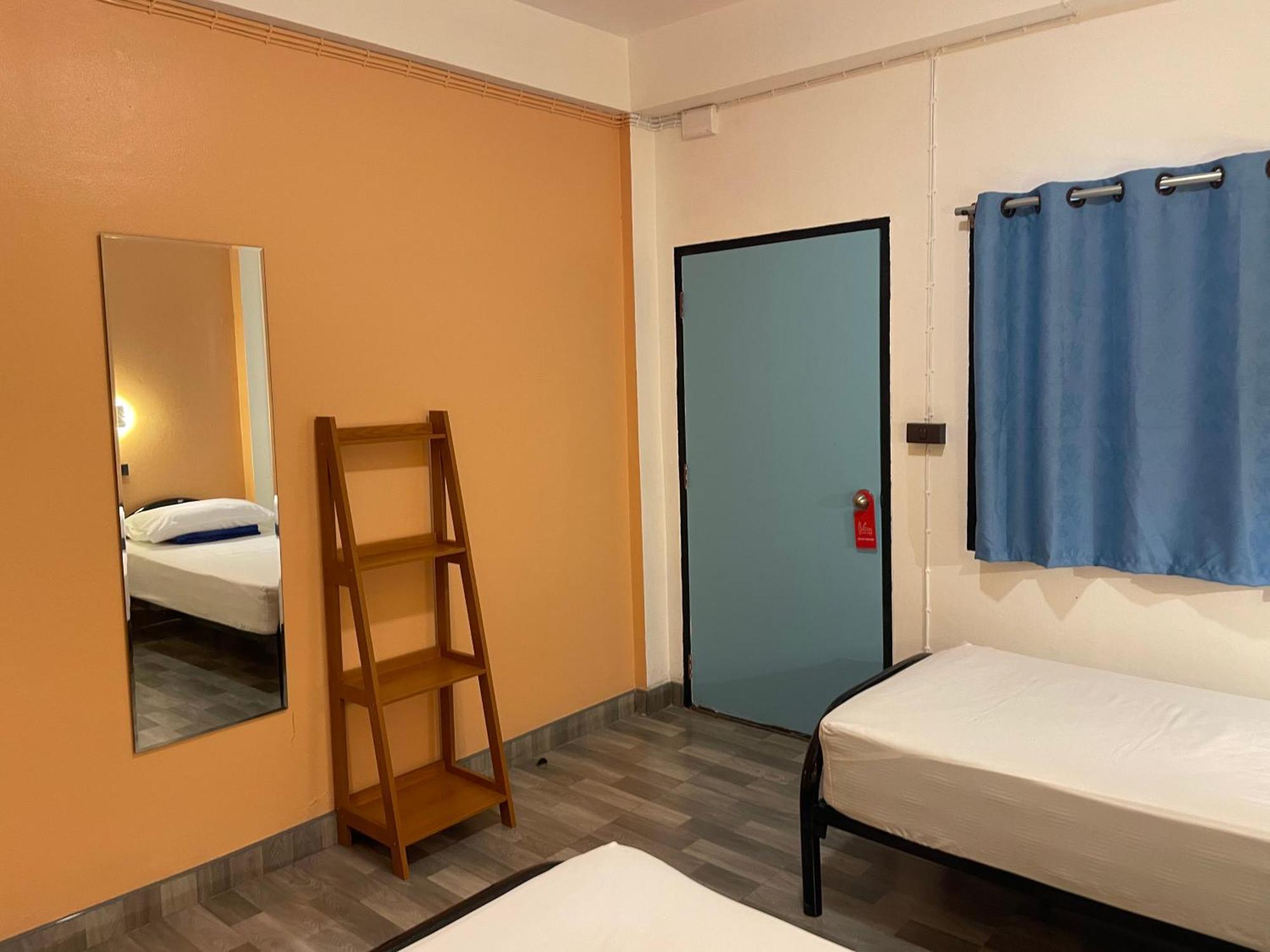 Revolution Chiang Mai - Old Town Hostel Bagian luar foto