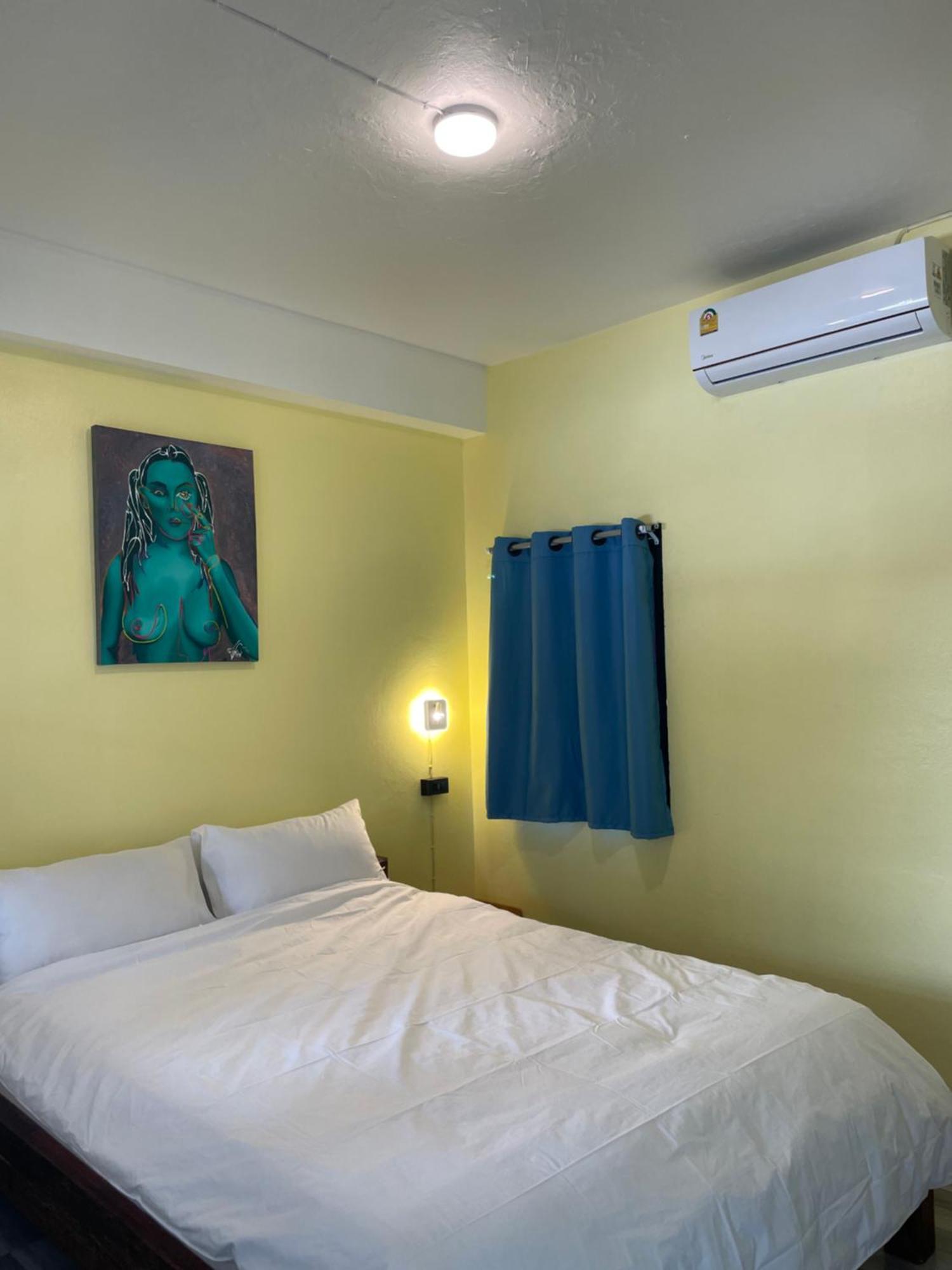 Revolution Chiang Mai - Old Town Hostel Bagian luar foto