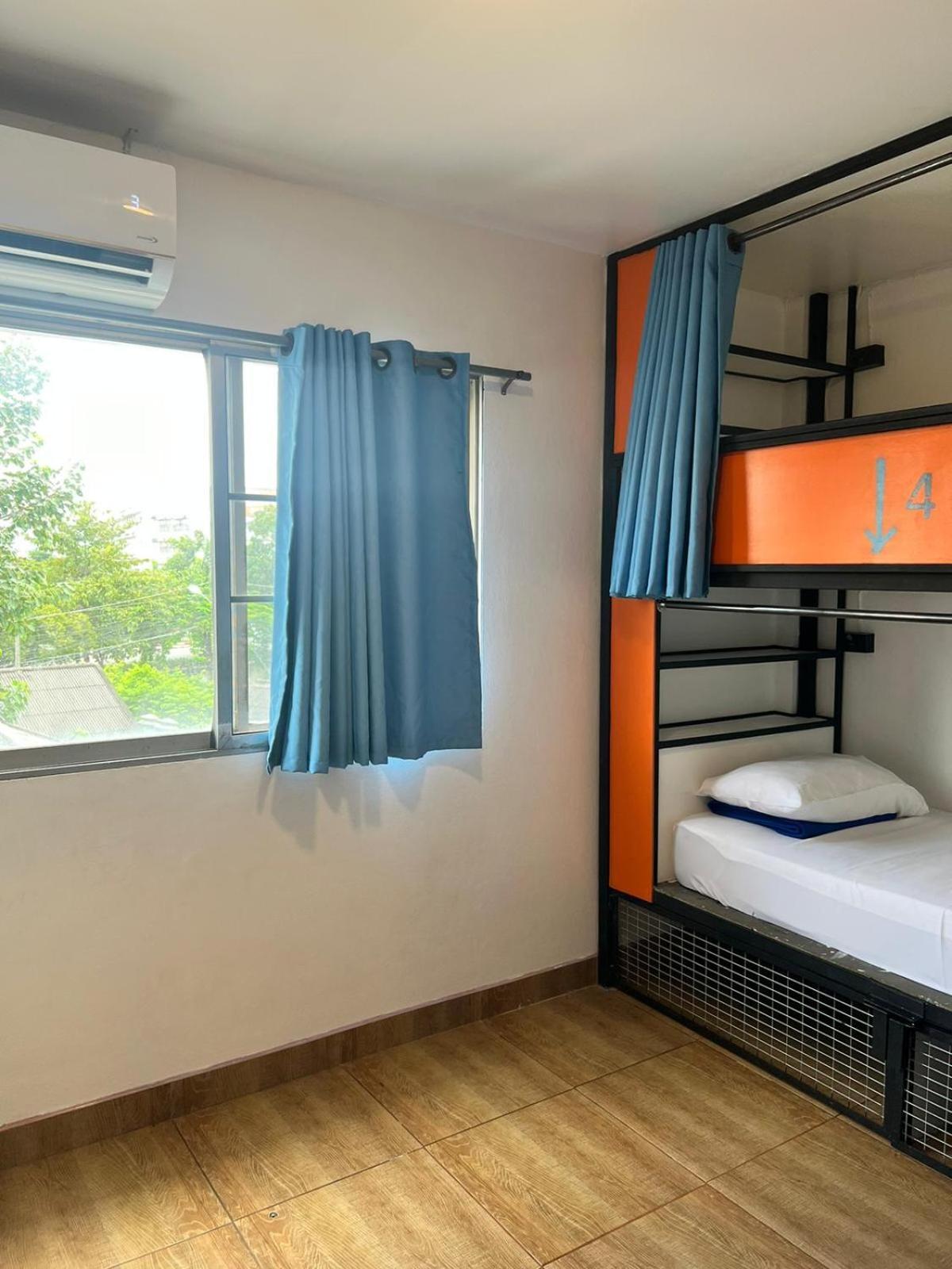 Revolution Chiang Mai - Old Town Hostel Bagian luar foto